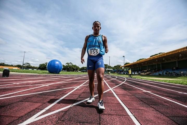 Eduardo Furtado da Cruz, bolsista do Projeto Olimpus que competirá nas provas de 100m rasos e salto em distância - Foto por: Divulgação