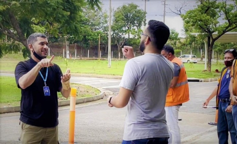 Auxílio em Libras a candidato surdo na prova prática de direção - Foto por: Fred Moraes/Detran-MT