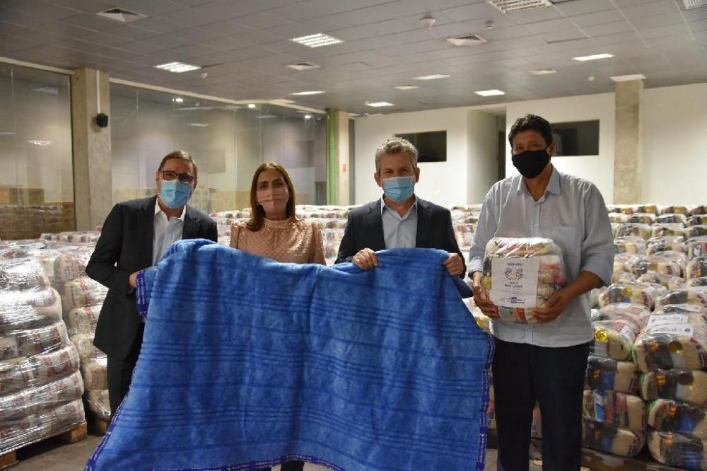 Governo de MT promove doação de nove mil certas básicas e cobertores