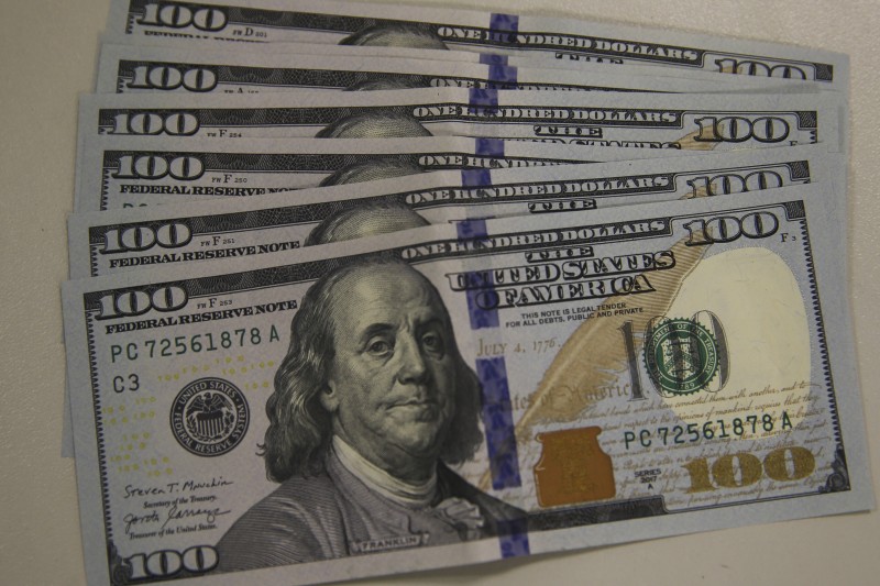 Dólar sobe para R$ 4,69, mas fecha semana em baixa
