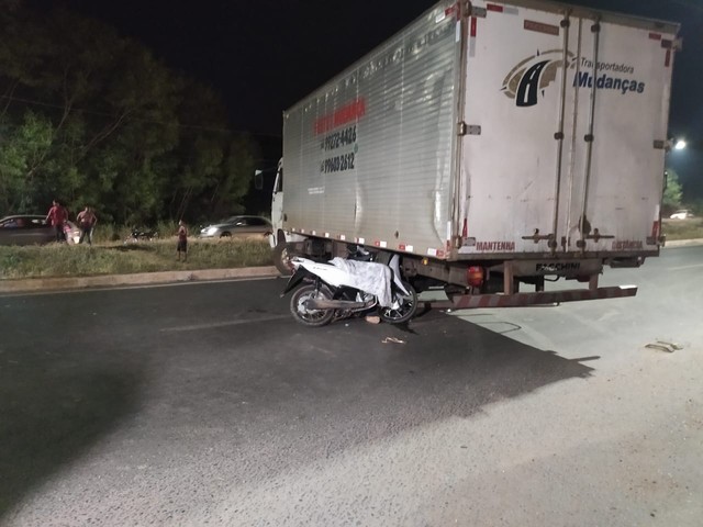 Adolescente de 16 anos morre após bater em caminhão que fazia manobra em Cuiabá