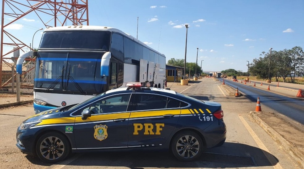 Ônibus clandestino com 29 passageiros é apreendido após motorista fazer manobra irregular em Sorriso