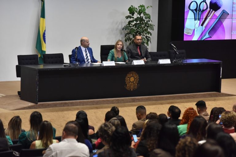 Celina Leão, autora do projeto, reuniu profissionais no auditório Nereu Ramos - (Foto: Zeca Ribeiro/Câmara dos Deputados)