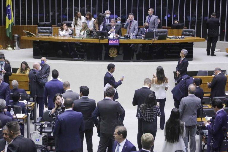 Deputados analisam propostas em sessão do Plenário - (Foto: Paulo Sérgio/Câmara dos Deputados)