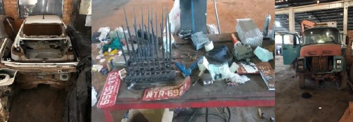 PM descobre desmanche, encontra carros roubados, prende um e identifica suspeitos