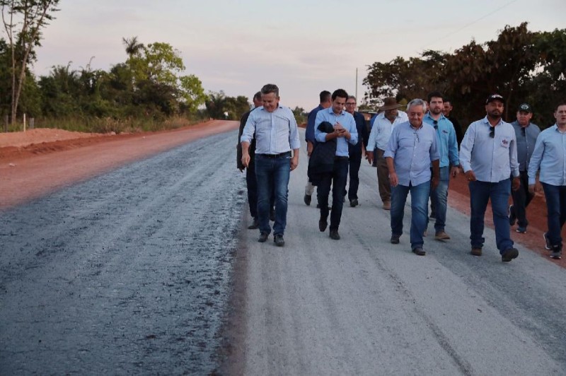 Obras de pavimentação asfáltica da MT-206, com 66 km de asfalto ligando Apiacás à Paranaíta - Foto por: Mayke Toscano