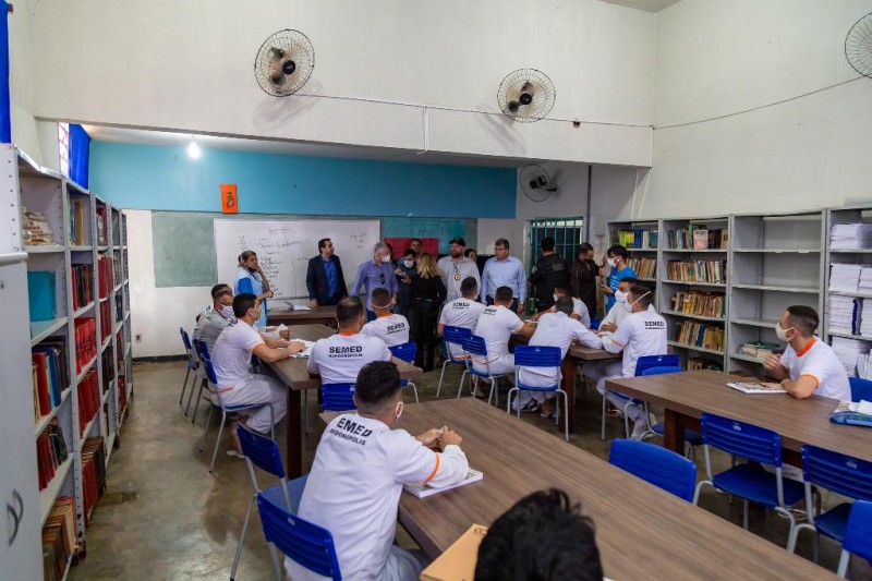 A escola dentro do sistema prisional conta com uma grande biblioteca utilizada pelo projeto, seis salas de aula, com 12 turmas - Foto por: Alair Ribeiro