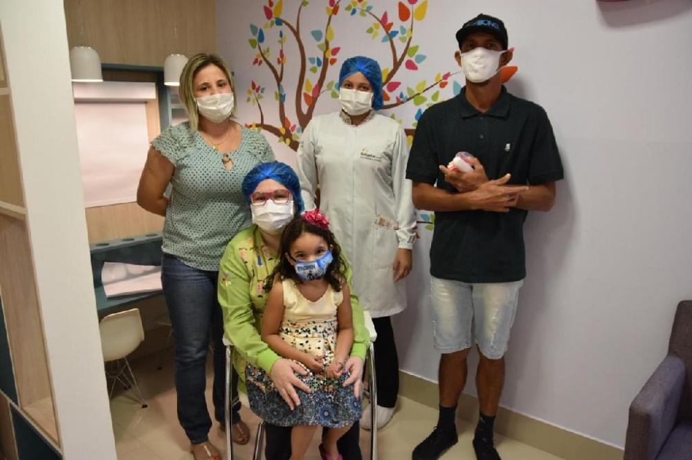 Após publicação nas redes sociais da primeira-dama, menina ganha tratamento dentário