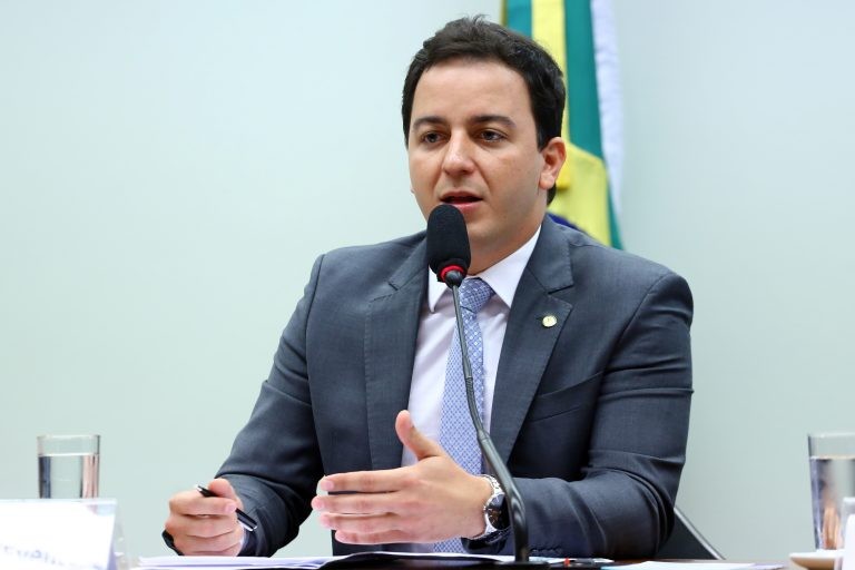 Célio Studart: categoria teve perda salarial de mais de 10% durante a pandemia - (Foto: Vinicius Loures/Câmara dos Deputados)