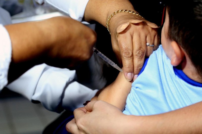 Dados oficiais confirmam que 64% das crianças aptas a serem vacinadas não tomaram nenhuma dose - Foto por: Secom-MT