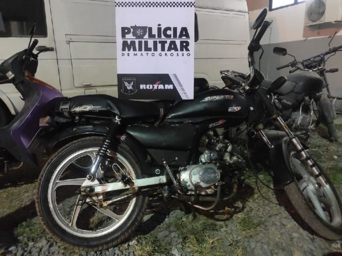 Rotam encontra miolo de motocicleta danificado e prende dois por receptação