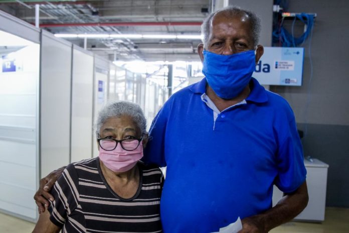 Casal de idosos relata sobre atendimento e comemora resultados negativos da Covid-19