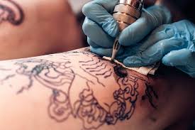 Tatuador é preso por tentar estuprar cliente no estúdio