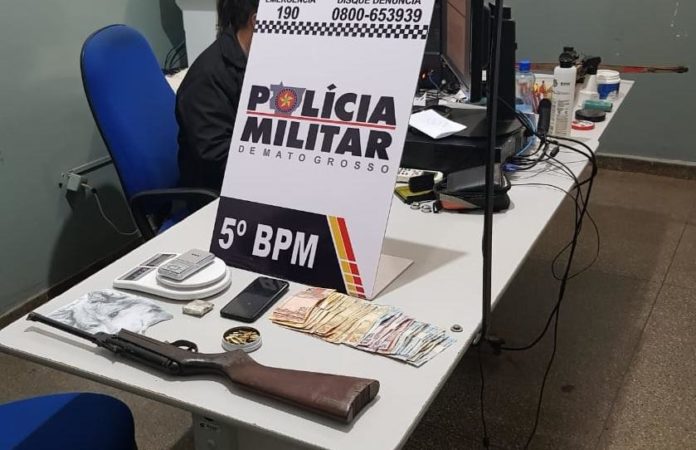 Em denúncia de estupro, policiais encontram cobras em cativeiro, droga e arma de fogo em Rondonópolis