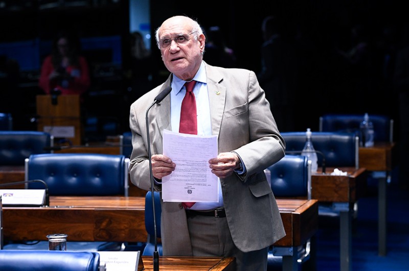 O senador Lasier Martins disse que muitos idosos não têm condições de tratar de assuntos pela internet - Jefferson Rudy/Agência Senado