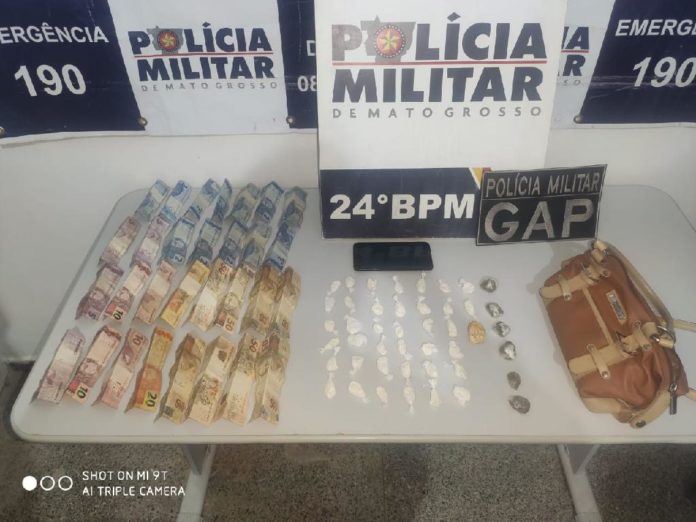 Mulher deixa bolsa com droga em mesa de bar é presa pela PM