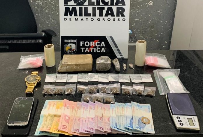 PM descobre casa usada no tráfico de droga e encontra suspeitos embalando entorpecente