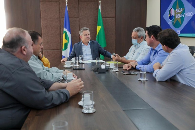 O governador Mauro Mendes durante o ato