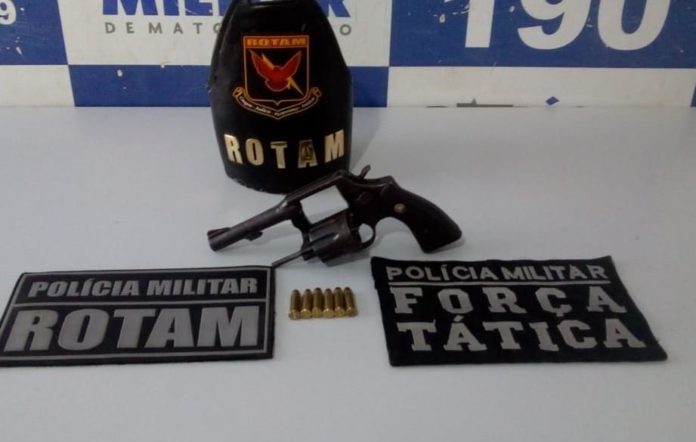 Em bloqueio, policiais encontram revólver dentro de veículo em Peixoto de Azevedo