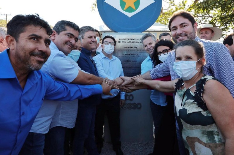 O governador inaugurou 104,1 km de asfalto novo da MT-343, entre Cáceres e Porto Estrela.