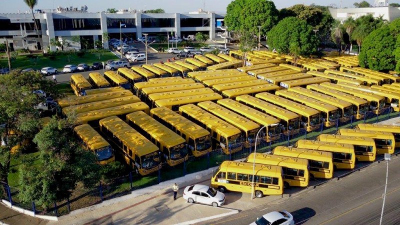 Entrega de novos ônibus escolares reforça o conceito de educação com qualidade