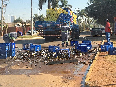 Caminhão derruba parte de carga de cerveja em avenida no centro de Campo Novo