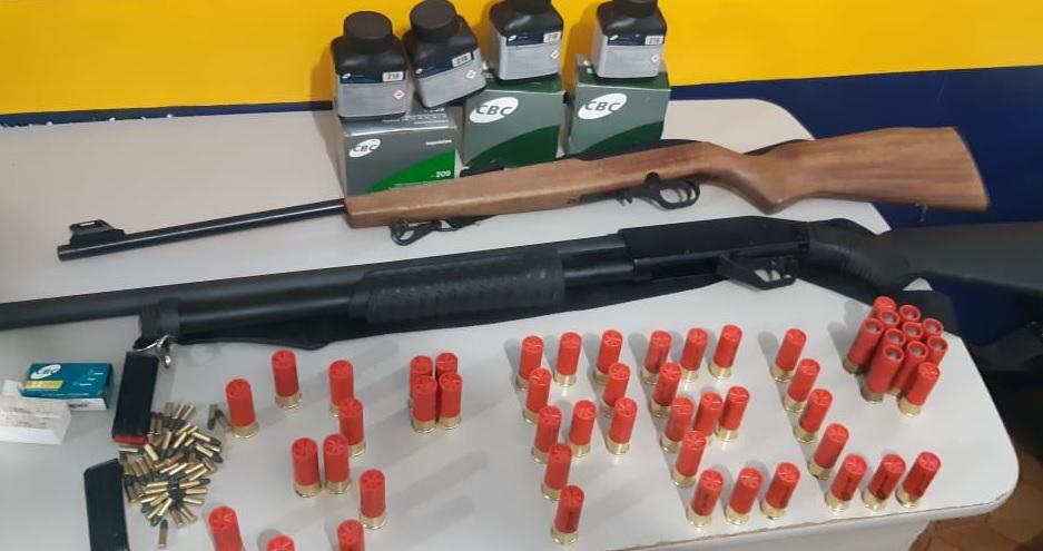 Em cumprimento de medida protetiva, PM apreende duas espingardas e 98 cartuchos em Cláudia
