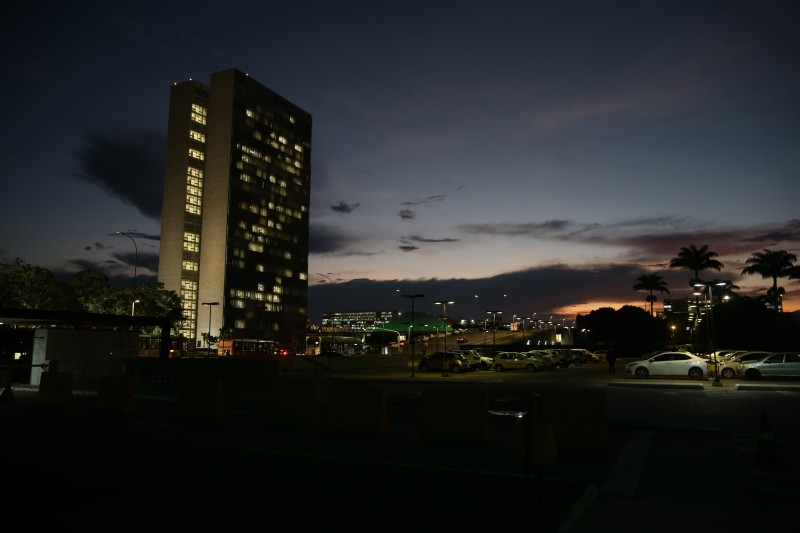 Senado aprova PEC com pacote de auxílios a carentes e a caminhoneiros