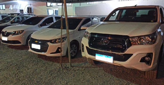 PM recupera três veículos roubados e estacionados em residência no bairro Araés