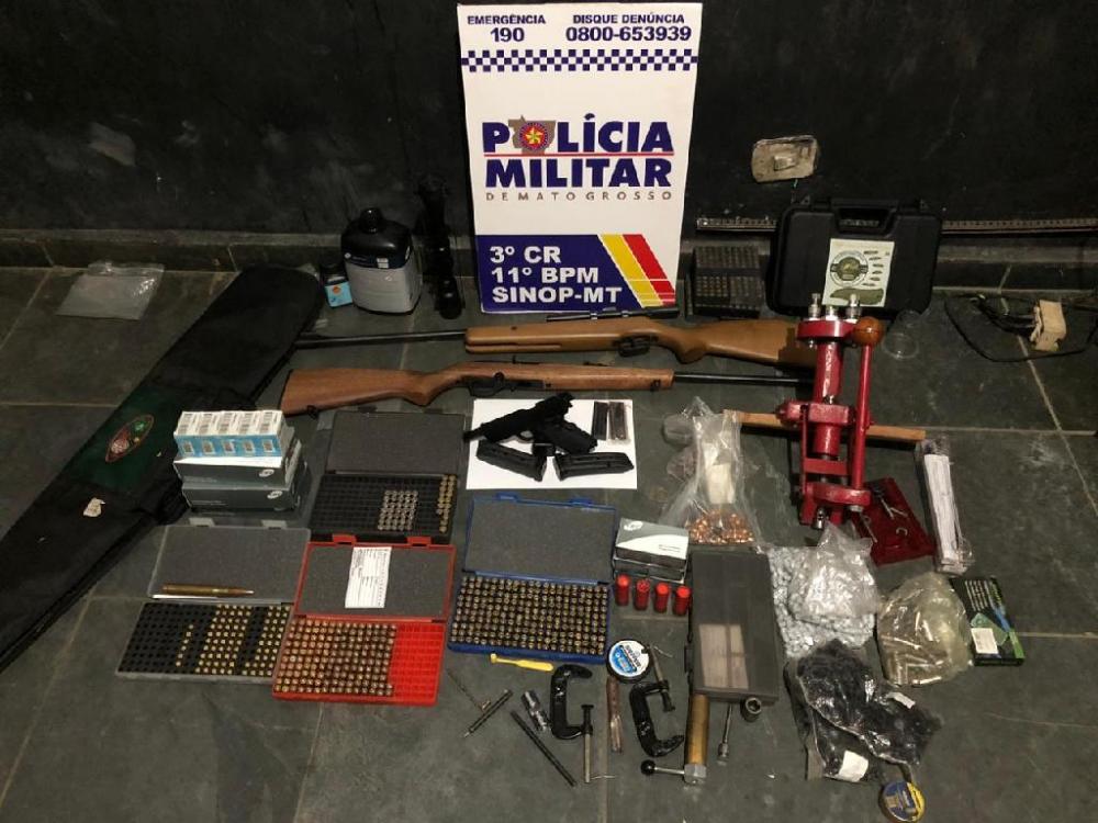 PM é acionada para conter homem agressivo e encontra arsenal de munições e armas de fogo