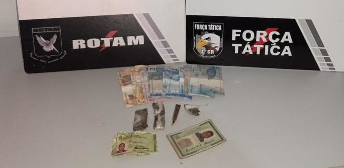 Foragido é descoberto durante abordagem e droga é encontrada dentro de veículo