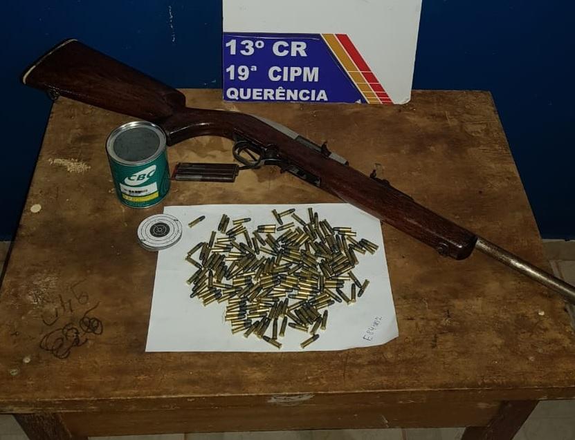 PM encontra espingarda e 159 munições com homem denunciado por ameaça