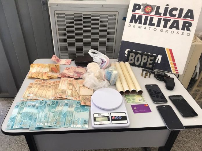 BOPE prende trio com arma, droga e dinheiro em bairro de Cuiabá