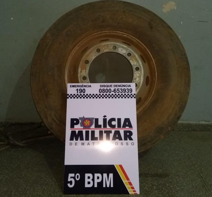 PM detém homem empurrando pneu sem procedência em Rondonópolis