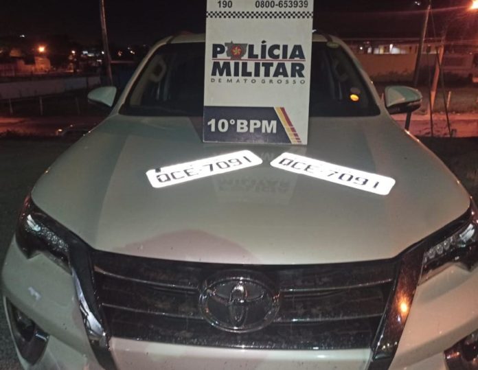 PM recupera carro roubado em casa sem morador no bairro Boa Esperança