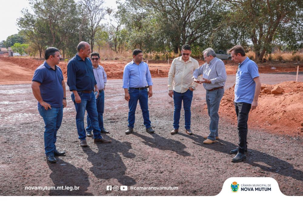 Vereadores visitam obras de prolongamento da Avenida dos Uirapurus em Nova Mutum