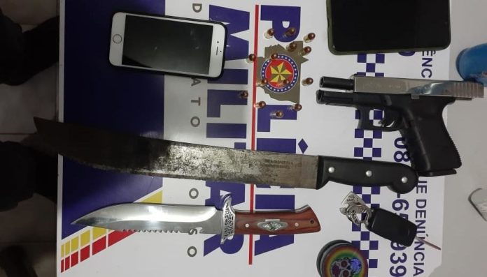 Em alta velocidade e com habilitação vencida, homem é pego com pistola dentro de veículo