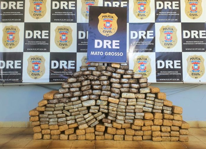 Mais de 200 tabletes de maconha são encontrados em caminhão apreendido para leilão em MT