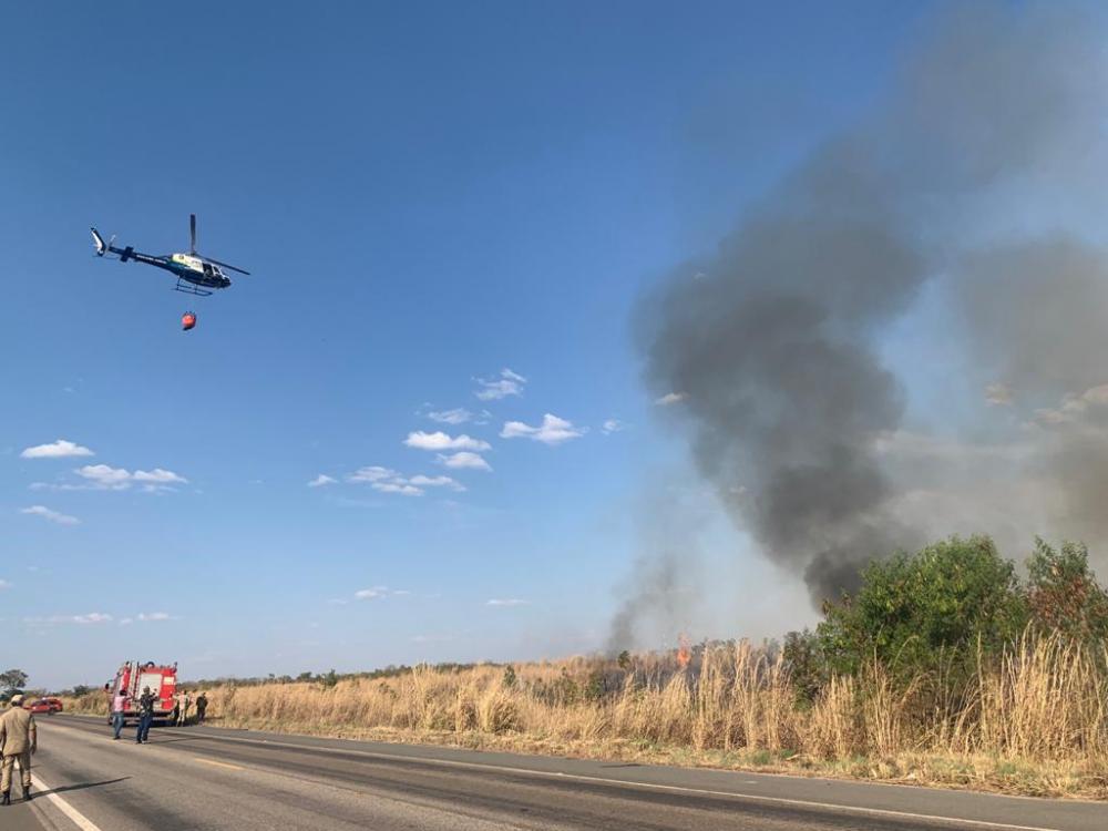 Ação conjunta impede avanço do fogo na rodovia Helder Cândia