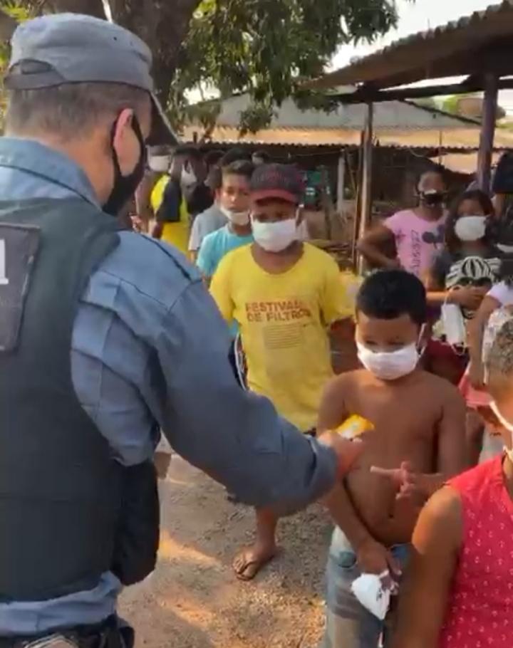 PM entrega máscaras, brinquedos e picolés para crianças em bairro de Várzea Grande