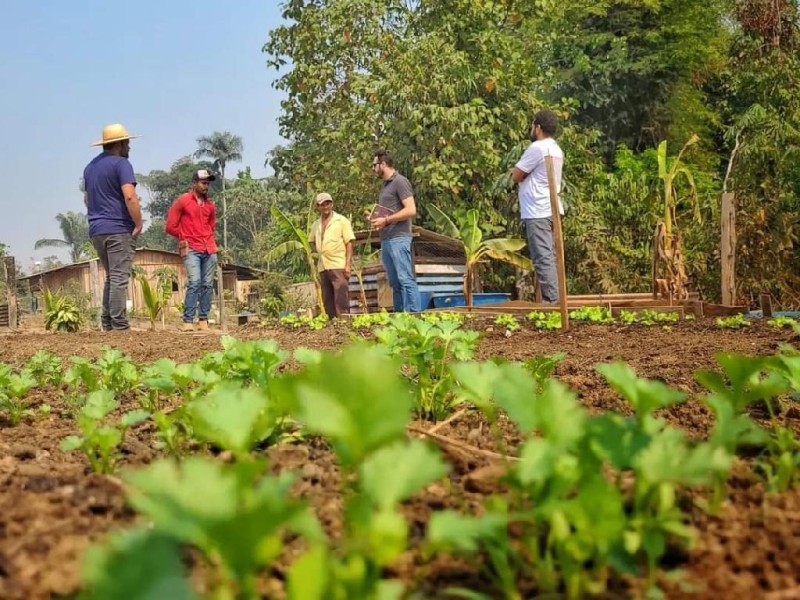 O coordenador do projeto, o engenheiro agrônomo, Rogério Leschewitz junto a produtores familiares - Foto por: Empaer