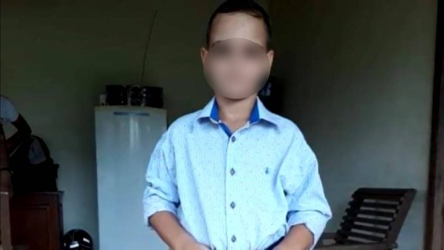 Menino de 8 anos morre prensado por carro dirigido pela tia enquanto jogava videogame em MT