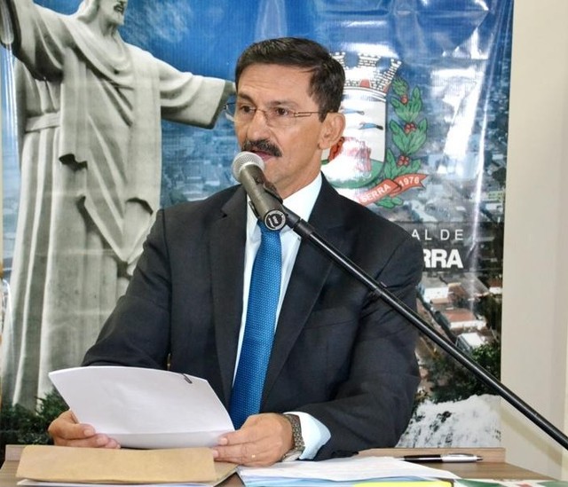 Justiça cassa mandato de prefeito que recebeu salário sem estar ocupando o cargo em MT