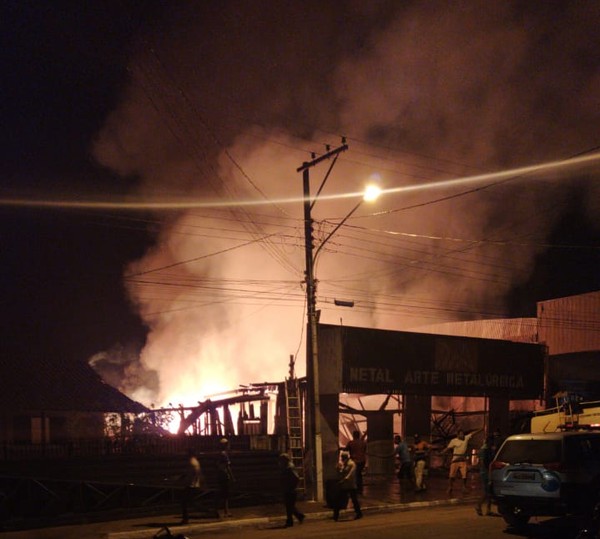 Imóvel de madeira é destruído pelo fogo em incêndio no centro de cidade em MT