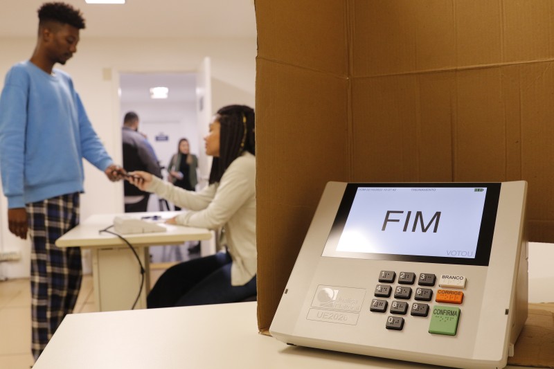 Eleitor pode votar hoje mesmo que não tenha comparecido no 1º turno