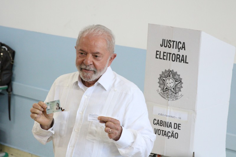 Após votar, Lula diz estar certo de que seu projeto será o escolhido