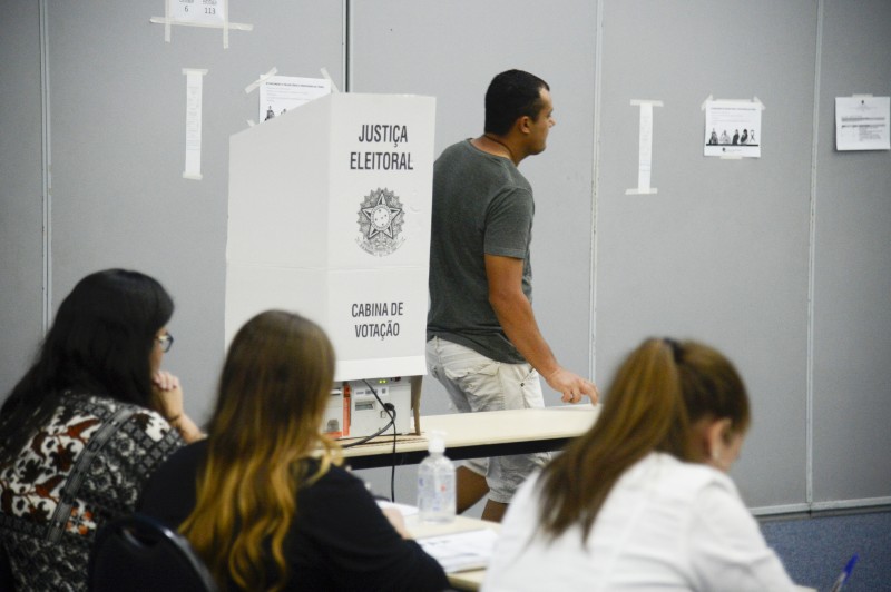 Após nove horas, horário de votação termina e começa a apuração