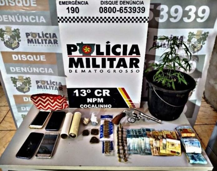 Polícia acaba com boca de fumo e encontra arma escondida na parede
