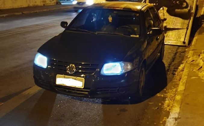 Motorista avança barreira policial e por pouco não atinge policiais