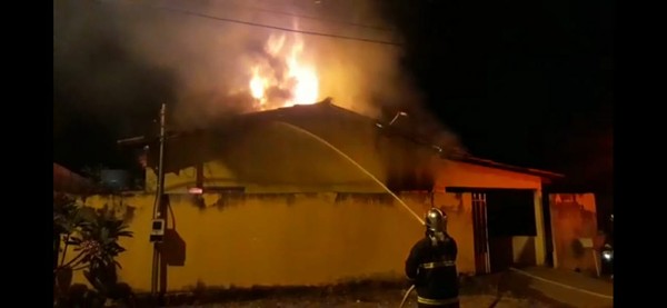 Casa fica destruída após pegar fogo e moradora não é localizada em Mato Grosso